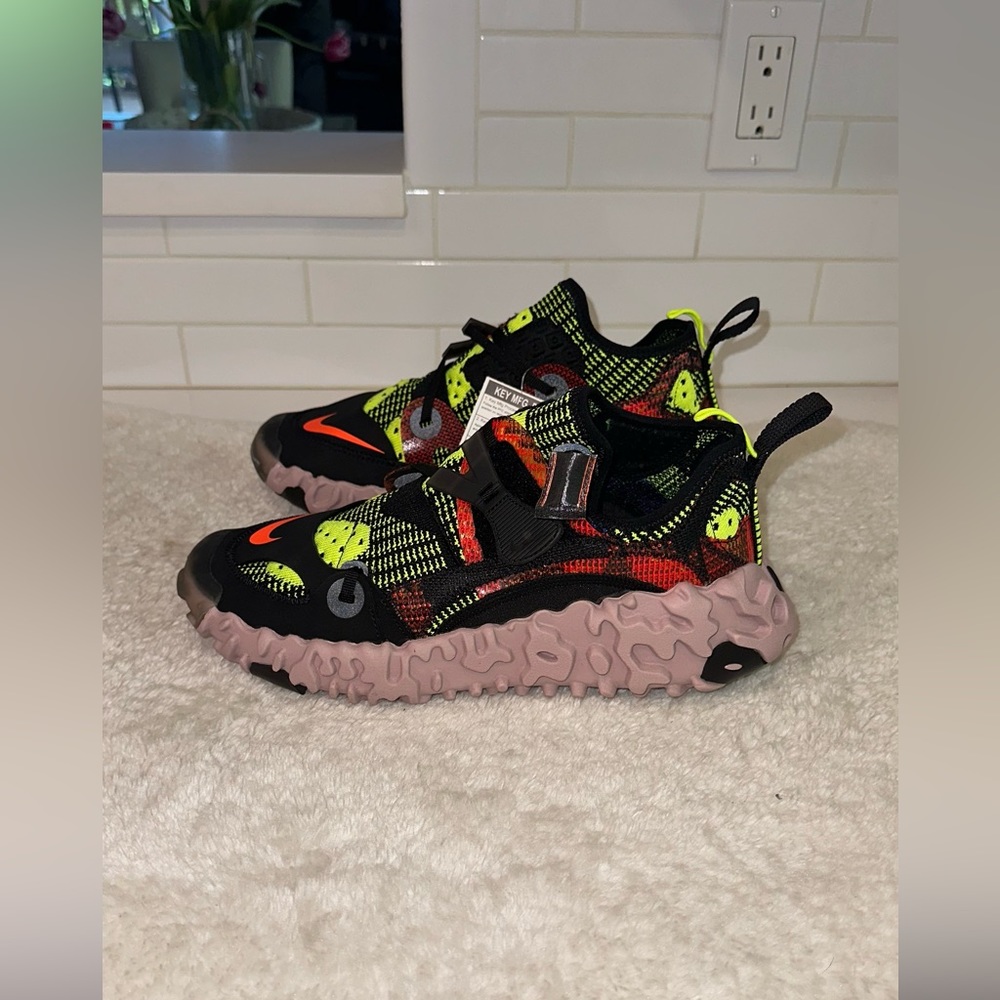 Men’s Nike tennis shoes size 9
